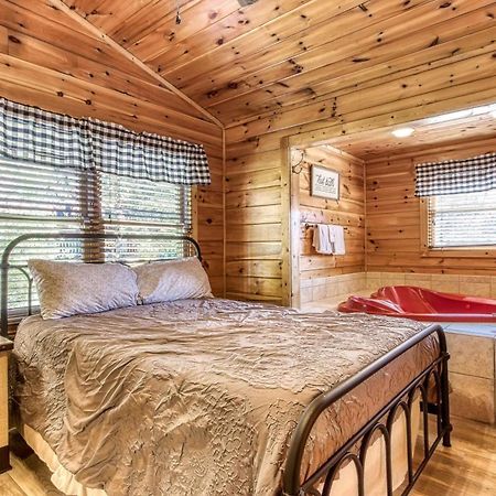 Dog Friendly, Romantic Mtn Getaway Hot Tub Pool Gatlinburg Bagian luar foto