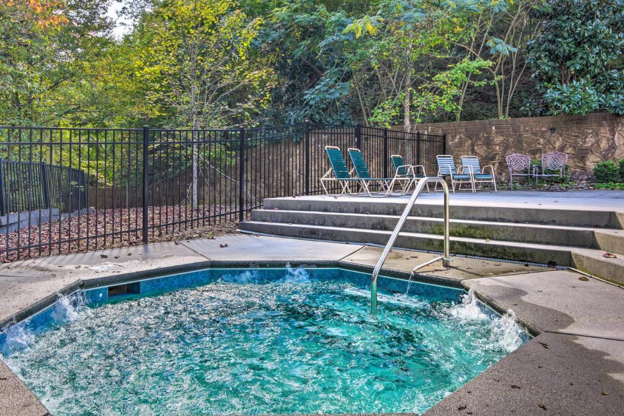 Dog Friendly, Romantic Mtn Getaway Hot Tub Pool Gatlinburg Bagian luar foto