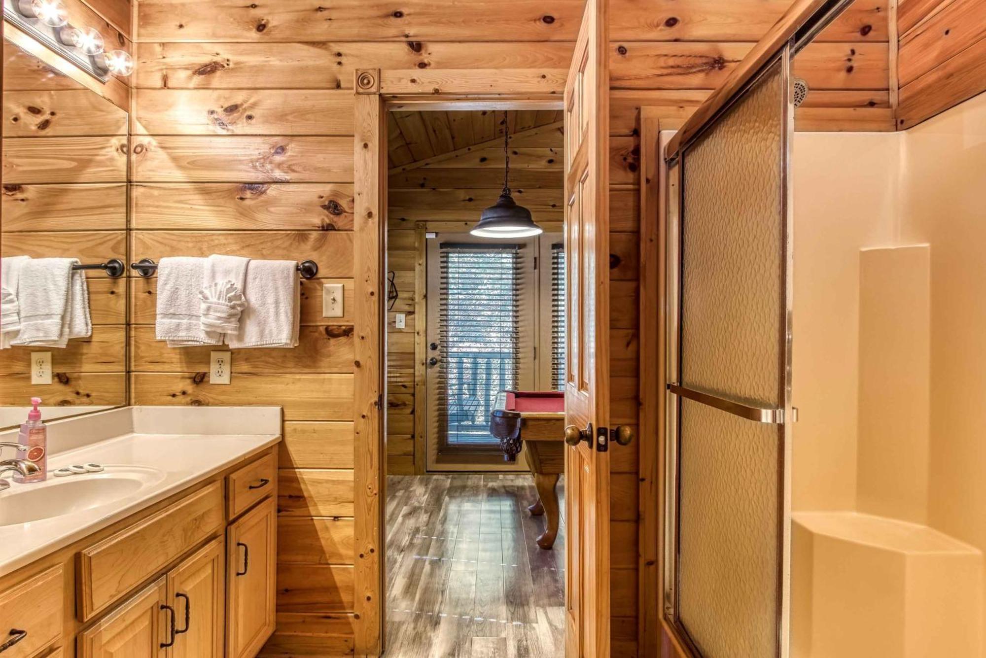 Dog Friendly, Romantic Mtn Getaway Hot Tub Pool Gatlinburg Bagian luar foto