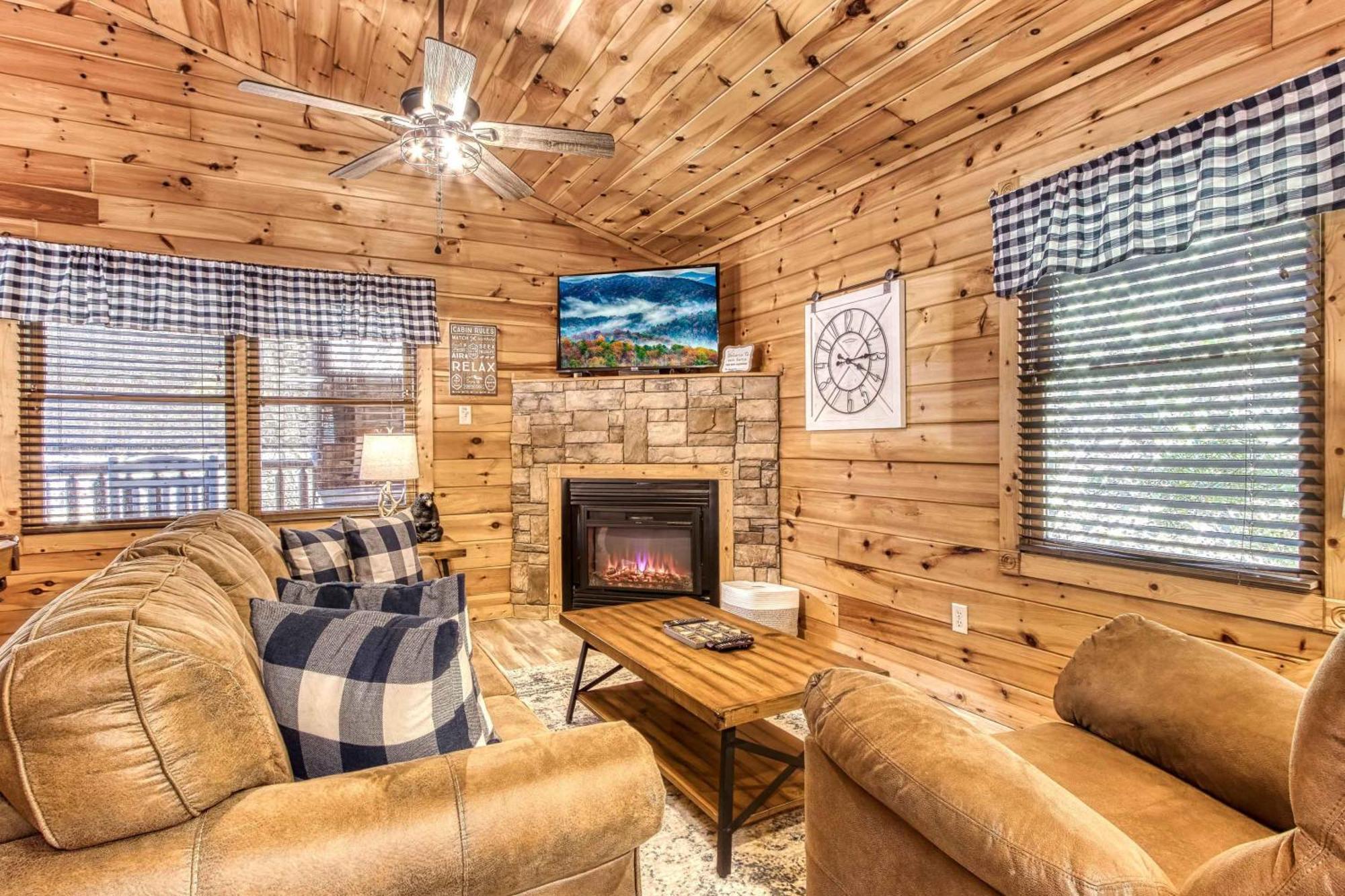 Dog Friendly, Romantic Mtn Getaway Hot Tub Pool Gatlinburg Bagian luar foto